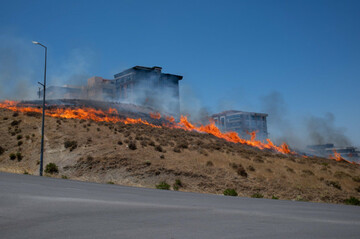 izmir-turkey-02nd-july-2025-a-view-of-a-fire-that-started-in-menemen-district-of-izmir-in-izmir-the-western-city-of-turkey-forest-fires-have-been-out-of-control-for-days-as-temperatures-and-win