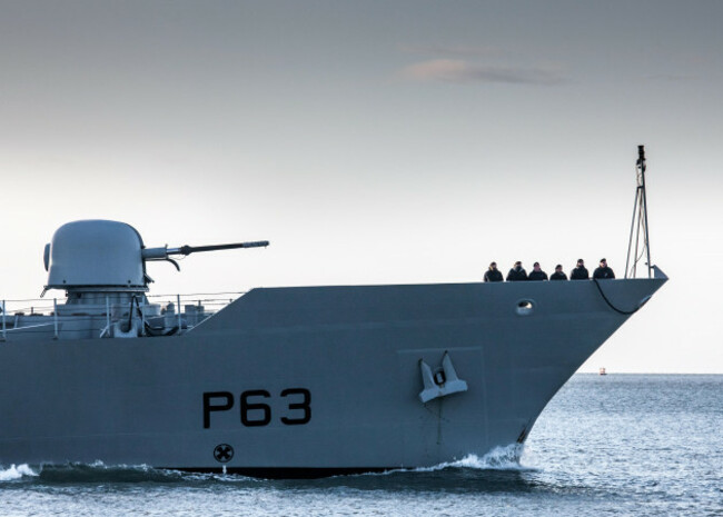 cobh-cork-ireland-07th-march-2019-returning-from-patrol-crew-members-of-the-irish-naval-vessel-le-william-butler-yeats-seen-here-manning-the-rails-as-they-enter-harbour-on-their-way-to-the-hau