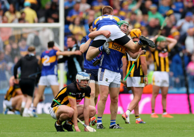 noel-mcgrath-celebrates-with-his-brother-john-mcgrath