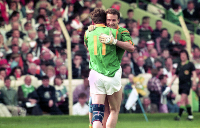 Colm Orourke y Bernard Flynn celebran