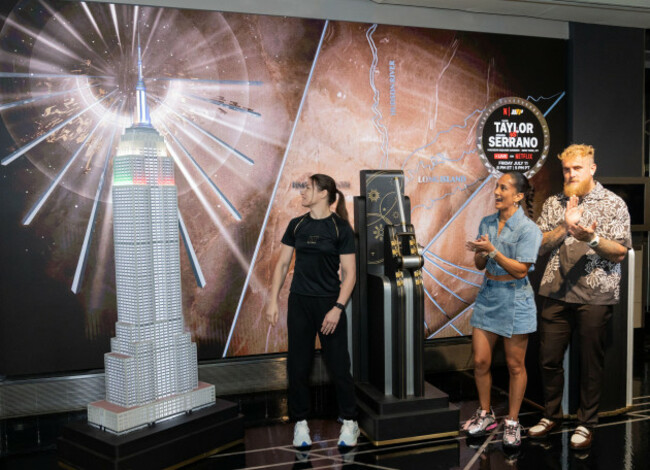 new-york-usa-08th-july-2025-new-york-ny-july-8-2025-amanda-the-real-deal-serrano-katie-taylor-jake-paul-visit-empire-state-building-for-ceremonial-lighting-ahead-of-their-trilogy-bout-at