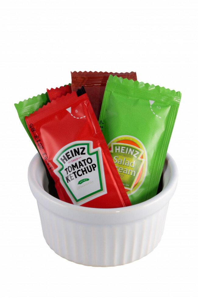 sachets-of-heinz-tomato-ketchup-salad-cream-and-vinegar-in-a-ramekin