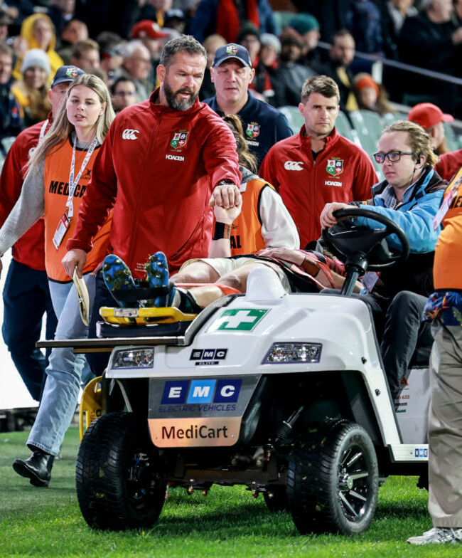 andy-farrell-with-luke-cowan-dickie-on-the-medicart