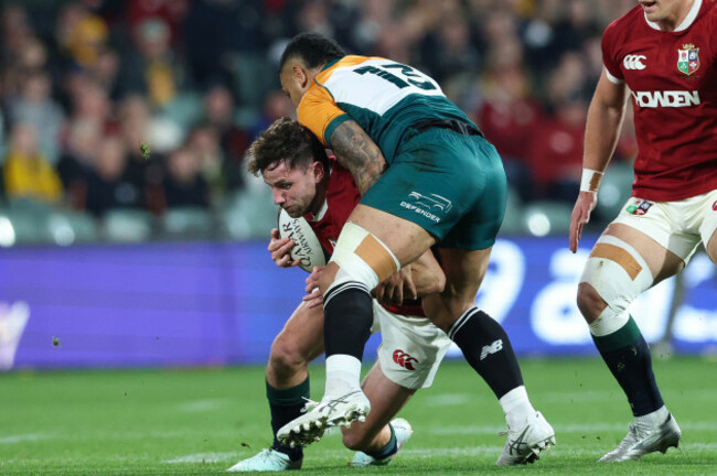 hugo-keenan-tackled-by-ngani-laumape