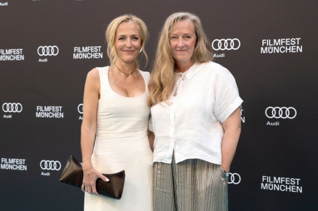 gillian-anderson-und-raynor-winn-bei-der-premiere-des-kinofilms-der-salzpfad-the-salt-path-und-des-verleihung-des-cinemerit-awards-auf-dem-42-filmfest-munchen-2025-im-deutschen-theater-munchen