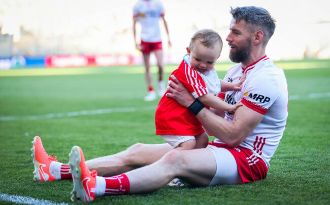 Mattie Donnelly con su hijo Senan