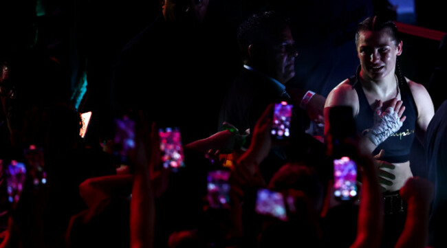 katie-taylor-acknowledges-her-fans-after-her-victory