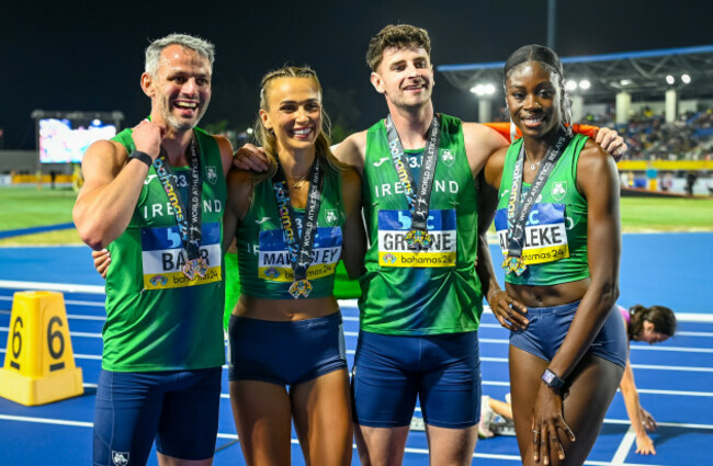 thomas-barr-sharlene-mawdsley-cillin-greene-and-rhasidat-adeleke-with-their-bronze-medals