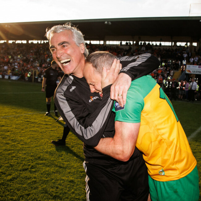 Jim McGuinness świętuje z Michaelem Murphym po ostatnim gwizdku