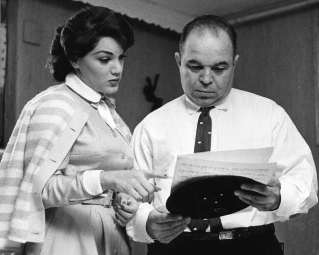 connie-francis-in-1961-with-her-father-george-franconera-at-her-parents-home-in-bloomfield-new-jersey