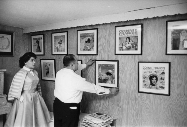 connie-francis-with-her-father-george-franconera-a-roofing-contractor-at-her-parents-bloomfield-new-jersey-home-in-1961
