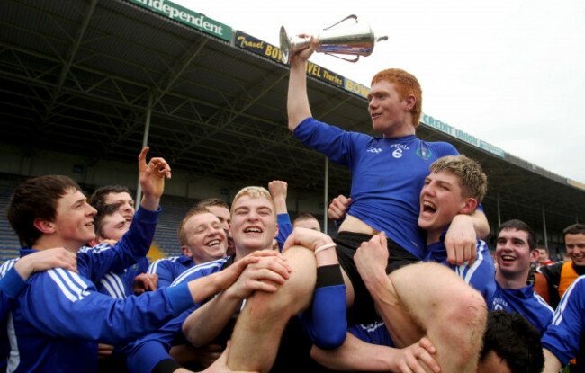 jason-forde-lifts-the-trophy