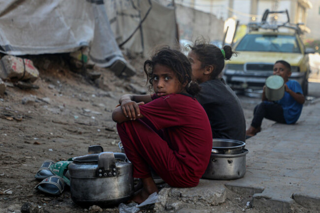 gaza-14th-july-2025-displaced-palestinians-wait-to-receive-free-food-from-a-food-distribution-center-in-gaza-city-on-july-14-2025-credit-rizek-abdeljawadxinhuaalamy-live-news