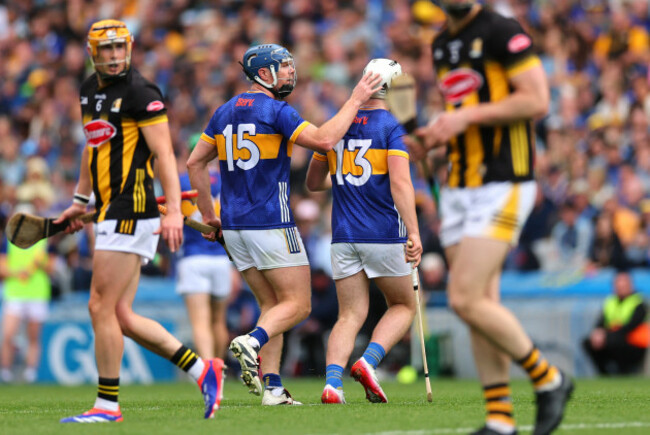 jason-forde-consoles-darragh-mccarthy-after-he-was-sent-off