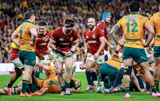 tom-curry-celebrates-scoring-his-sides-second-try