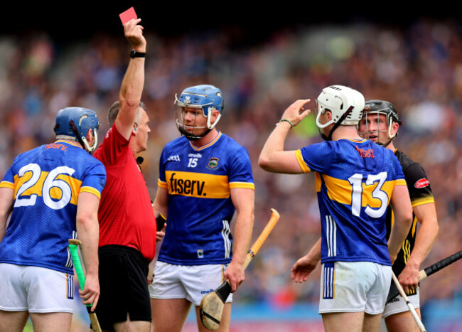 cartellini rossi di James Owens e Darragh McCarthy