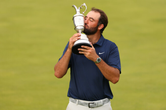 scottie-scheffler-celebrates-with-the-claret-jug