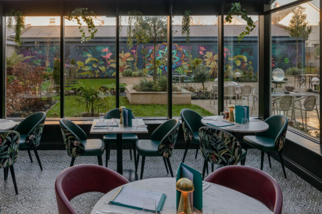dining-courtyard-3