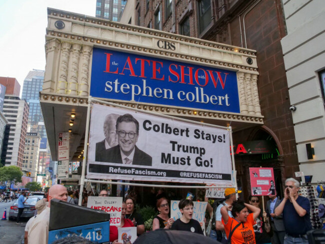 new-york-new-york-usa-21st-july-2025-demonstration-in-front-of-the-late-show-ed-sullivan-theater-in-support-of-host-stephen-colbert-rally-against-cbs-and-paramount-and-their-cancellation-of-the