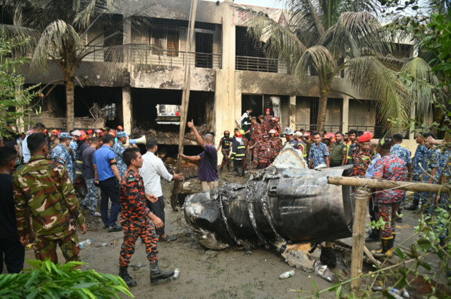 dhaka-wari-bangladesh-21st-july-2025-members-of-the-bangladesh-army-and-the-fire-service-start-rescue-operations-after-a-bangladesh-air-force-f7-aircraft-crashed-into-a-building-of-milestone-coll