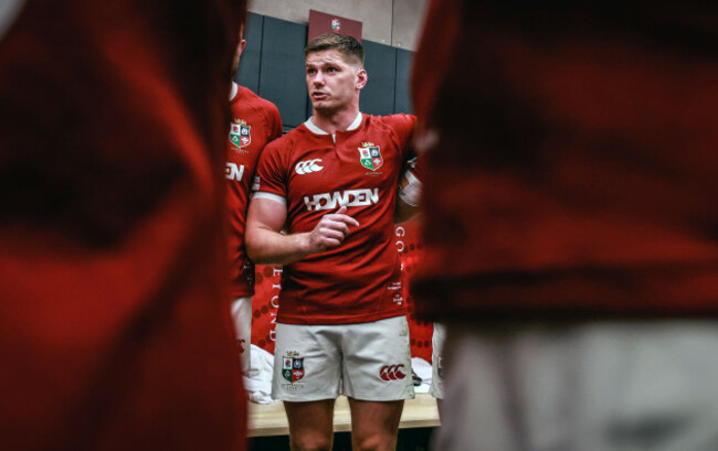 owen-farrell-speaks-to-the-team-in-the-dressing-room-ahead-of-the-game