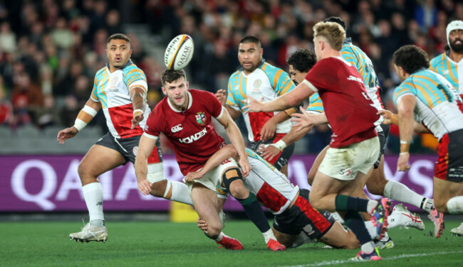 blair-kinghorn-offloads-to-fin-smith