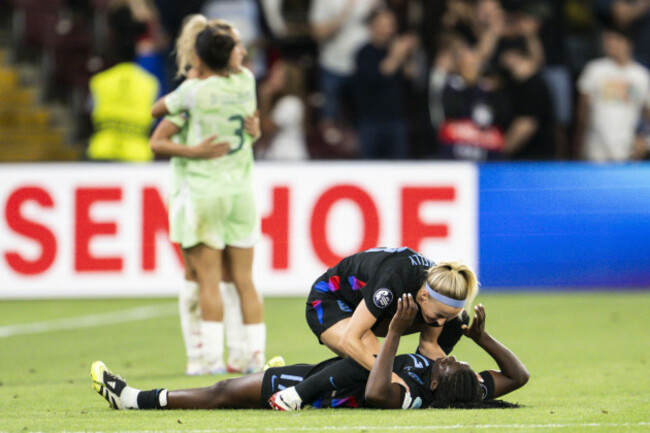 englands-chloe-kelly-top-right-and-michelle-agyemang-bottom-both-whom-scored-goals-celebrate-after-the-womens-euro-2025-semifinals-soccer-match-between-england-and-italy-at-stade-de-geneve-in-g