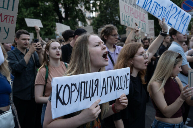 kyiv-ukraine-22nd-july-2025-protesters-seen-with-placards-expressing-their-opinions-against-a-law-that-strips-the-national-anti-corruption-bureau-and-the-specialised-anti-corruption-prosecutors