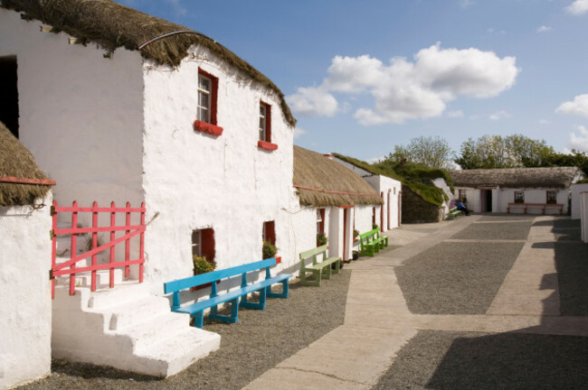 ireland-co-donegal-inishowen-peninsula-isle-of-doagh-famine-village-1900s-street
