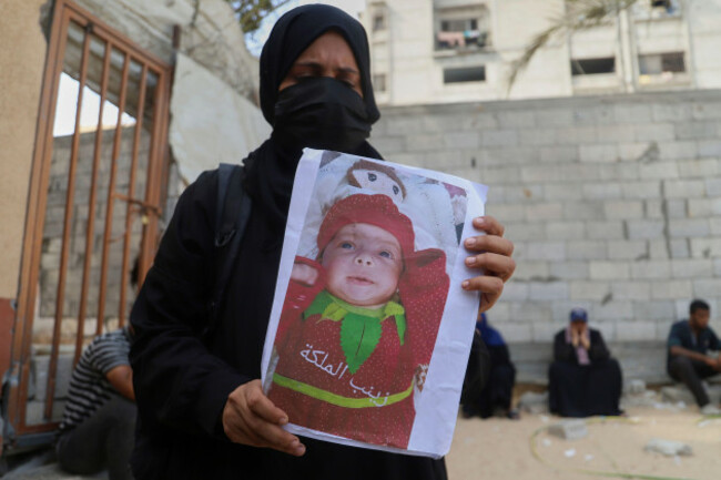 esraa-abu-halib-shows-to-journalists-a-photo-of-her-5-month-old-baby-zainab-who-died-from-malnutrition-related-causes-according-to-the-family-and-the-hospital-as-she-stands-outside-the-nasser-hosp