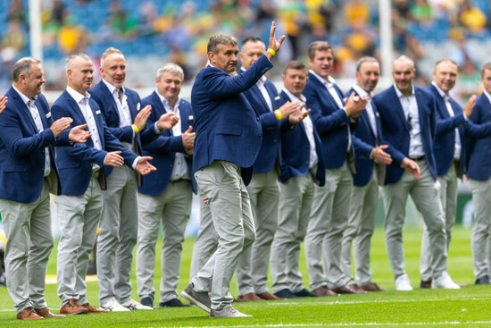 maurice-fitzgerald-acknowledges-the-crowds-applause