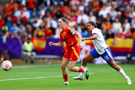 basel-switzerland-27th-july-2025-basel-switzerland-july-27-esther-gonzalez-of-spain-battles-for-the-ball-with-jessica-carter-of-england-during-the-uefa-womens-euro-2025-final-match-between-en