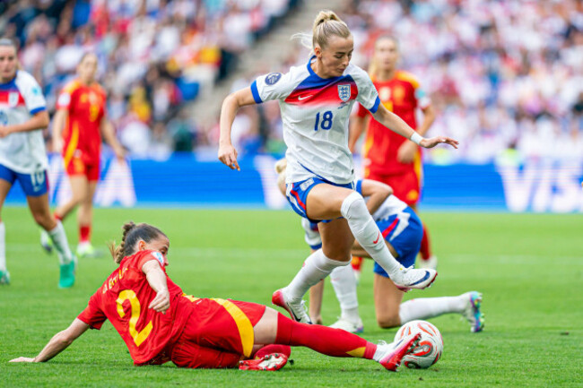 basel-switzerland-27th-july-2025-basel-switzerland-july-27th-2025-chloe-kelly-18-england-right-and-ona-batlle-2-spain-left-during-the-uefa-womens-euro-2025-final-match-between-england-an