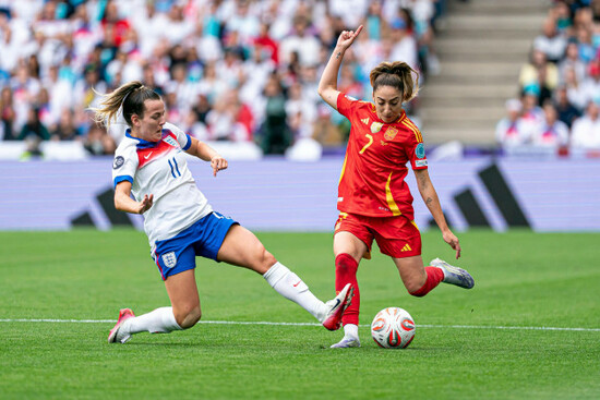 basel-switzerland-27th-july-2025-basel-switzerland-july-27th-2025-olga-carmona-7-spain-right-and-lauren-hemp-11-england-left-during-the-uefa-womens-euro-2025-final-match-between-england