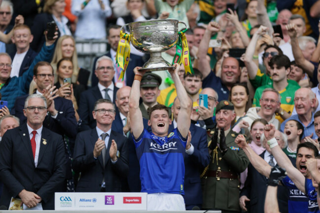 gavin-white-lifts-the-sam-maguire-cup
