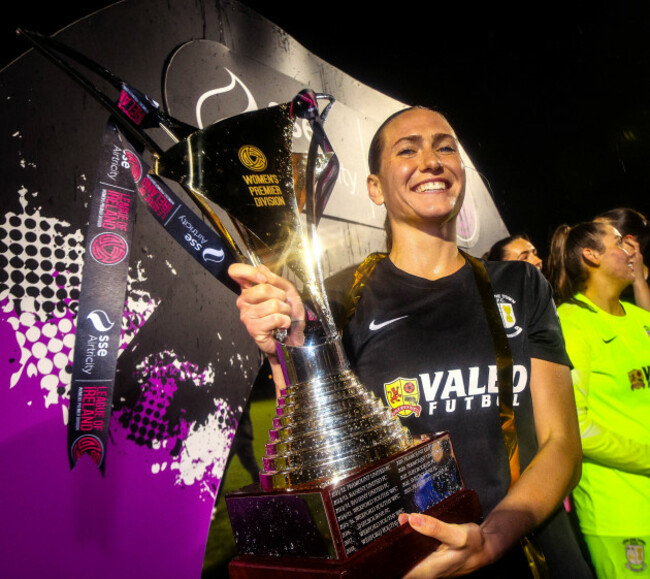 madison-gibson-celebrates-with-the-sse-airtricity-womens-premier-division-trophy