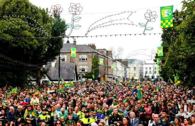 fans-line-denny-street-as-the-team-arrives-back-to-tralee