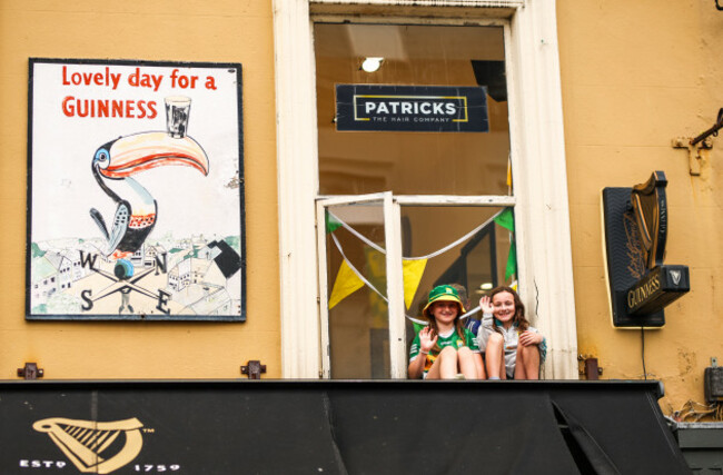 fans-get-a-good-vantage-point-ahead-of-the-arrival-of-the-kerry-team-to-tralee