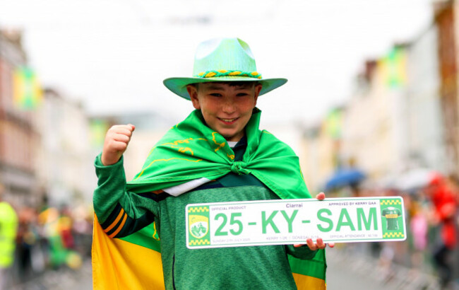 a-kerry-fan-awaits-the-teams-arrive-to-tralee