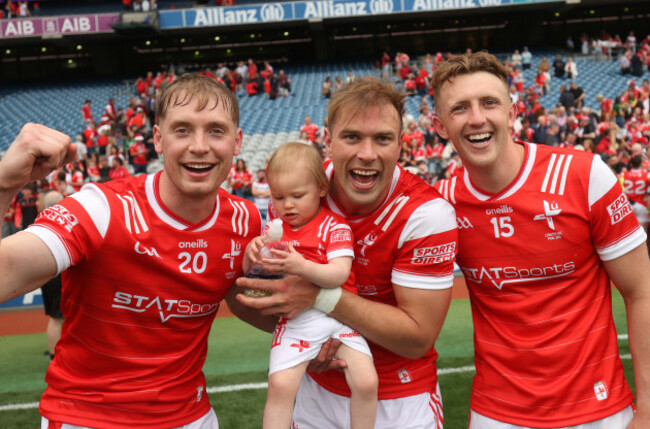 ciaran-byrne-conor-grimes-with-his-daughter-izzy-and-ryan-burns-celebrate-winning