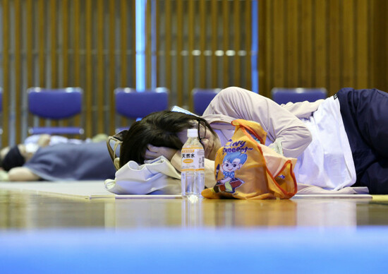local-people-evacuate-to-a-gymnasium-as-shelter-after-the-issuance-of-tsunami-warning-in-oamishirasato-city-chiba-prefecture-on-july-30-2025-magnitude-of-8-8-massive-earthquake-occurred-off-the-coa