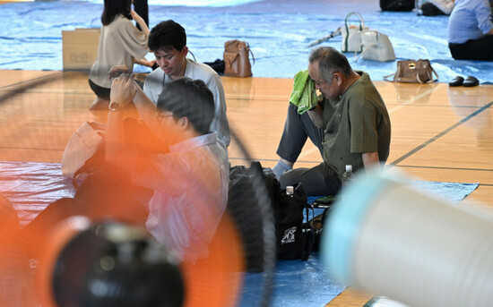 local-people-evacuate-to-a-gymnasium-as-shelter-after-the-issuance-of-tsunami-warning-in-ishonomaki-city-miyagi-prefecture-on-july-30-2025-simple-air-conditioners-and-fans-are-installed-at-the-gymn