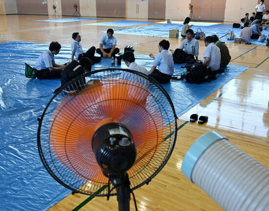 local-people-evacuate-to-a-gymnasium-as-shelter-after-the-issuance-of-tsunami-warning-in-ishonomaki-city-miyagi-prefecture-on-july-30-2025-simple-air-conditioners-and-fans-are-installed-at-the-gymn