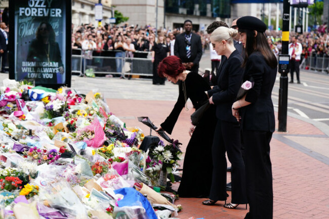 sharon-osbourne-with-family-members-lays-flowers-at-the-black-sabbath-bridge-bench-on-broad-street-in-birmingham-in-memory-of-black-sabbath-frontman-ozzy-osbourne-as-his-body-is-brought-back-to-his