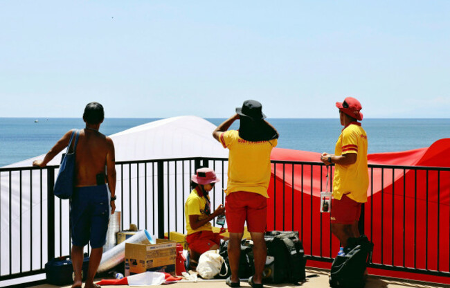 people-including-lifeguards-evacuate-to-a-higher-emergency-tower-after-the-issuance-of-tsunami-warning-at-kugenuma-kaigan-beach-in-fujisawa-city-kanagawa-prefecture-on-july-30-2025-magnitude-of-8-8
