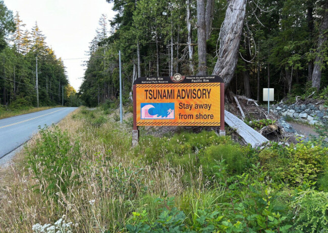 tofino-canada-29th-july-2025-a-tsunami-advisory-sign-is-seen-near-wickaninish-beach-at-pacific-rim-national-park-near-tofino-b-c-on-tuesday-july-29-2025-credit-the-canadian-pressalamy-live