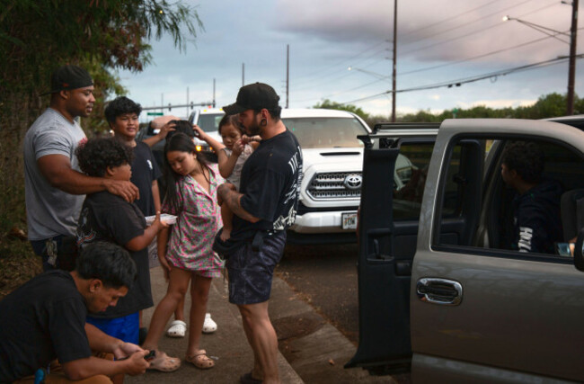 ewa-beach-residents-carlo-salas-and-cj-jasper-with-their-families-are-evacuated-at-the-side-of-kunia-road-to-escape-the-tsunami-threat-kapolei-oahu-hawaii-tuesday-july-29-2025-ap-photomichel