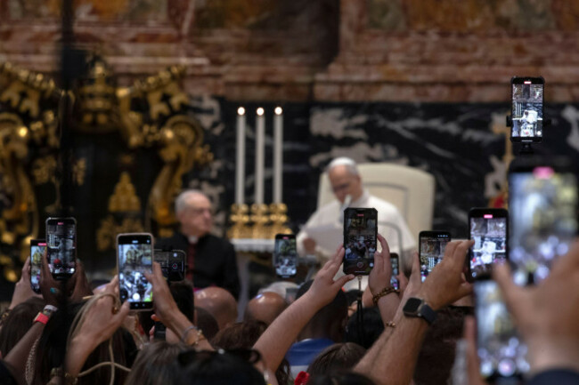 vatican-vatican-29th-july-2025-faithful-film-pope-leo-xiv-with-their-phones-as-he-speaks-at-the-end-of-a-mass-for-the-jubilee-of-digital-missionaries-and-catolic-influencers-celebrated-by-cardinal