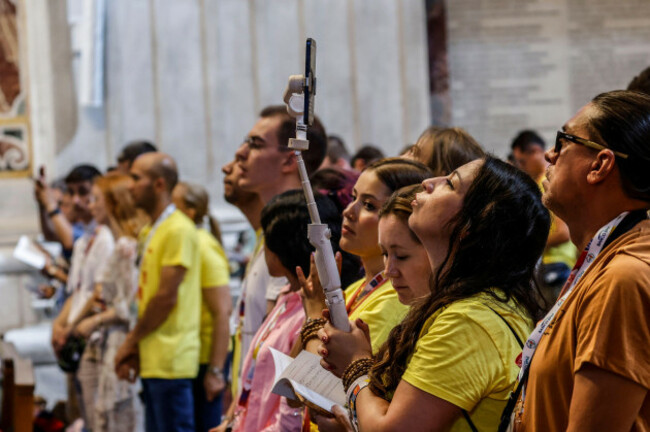 vatican-city-vatican-29th-july-2025-vatican-city-29-july-2025-faithful-take-part-in-a-mass-in-st-peters-basilica-on-the-occasion-of-the-jubilee-of-digital-missionaries-and-catholic-influencer