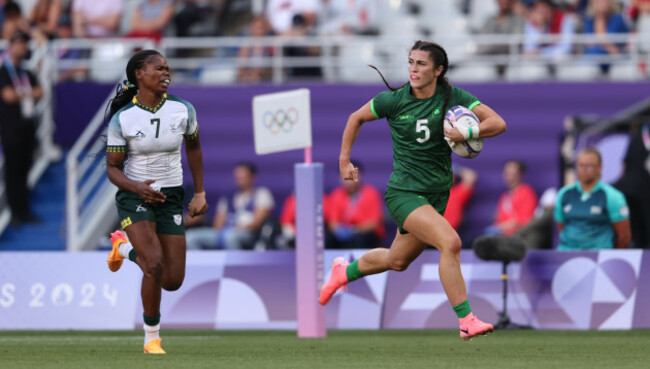 amee-leigh-murphy-crowe-runs-in-to-score-a-try